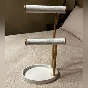 Excellent condition jewelry holder